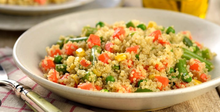 salada de quinoa com legumes